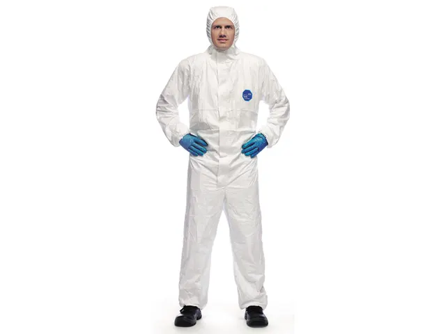 Man met Dupont Tyvek overall