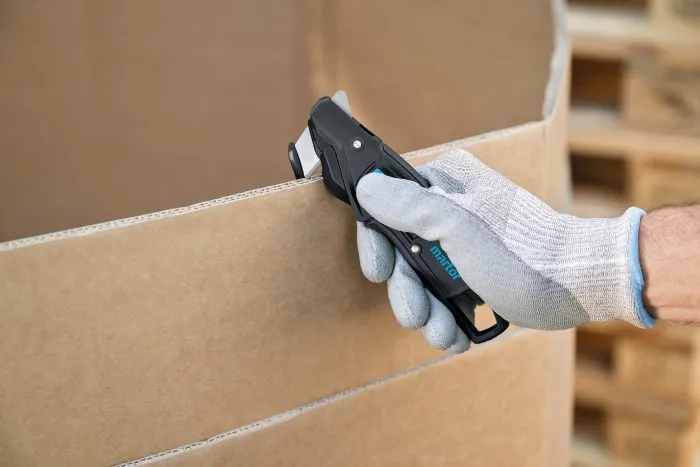 Martor Secumax 370 van sellco, snijden in karton
